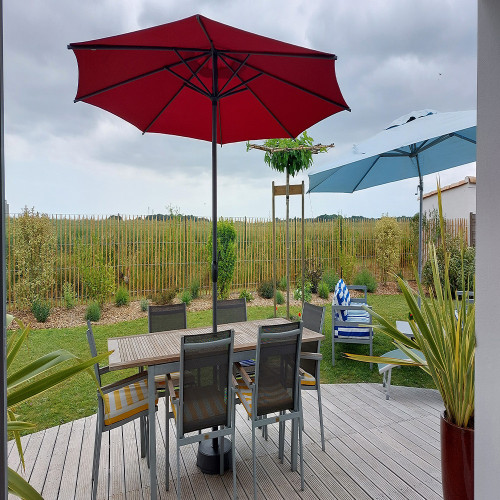 Pose d'une ganivelle dans un jardin d'une maison avec terrasse.