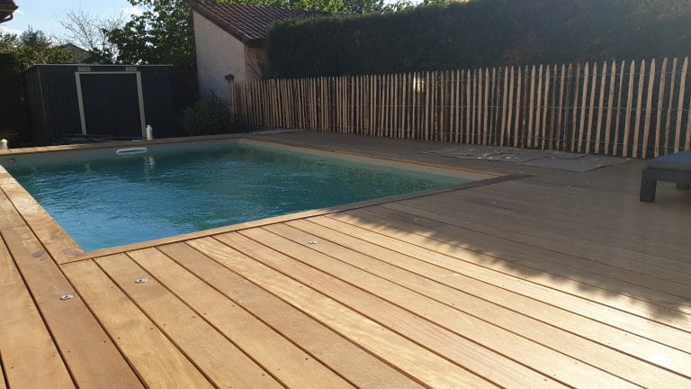 Ganivelle autour d'une piscine avec terrasse en bois
